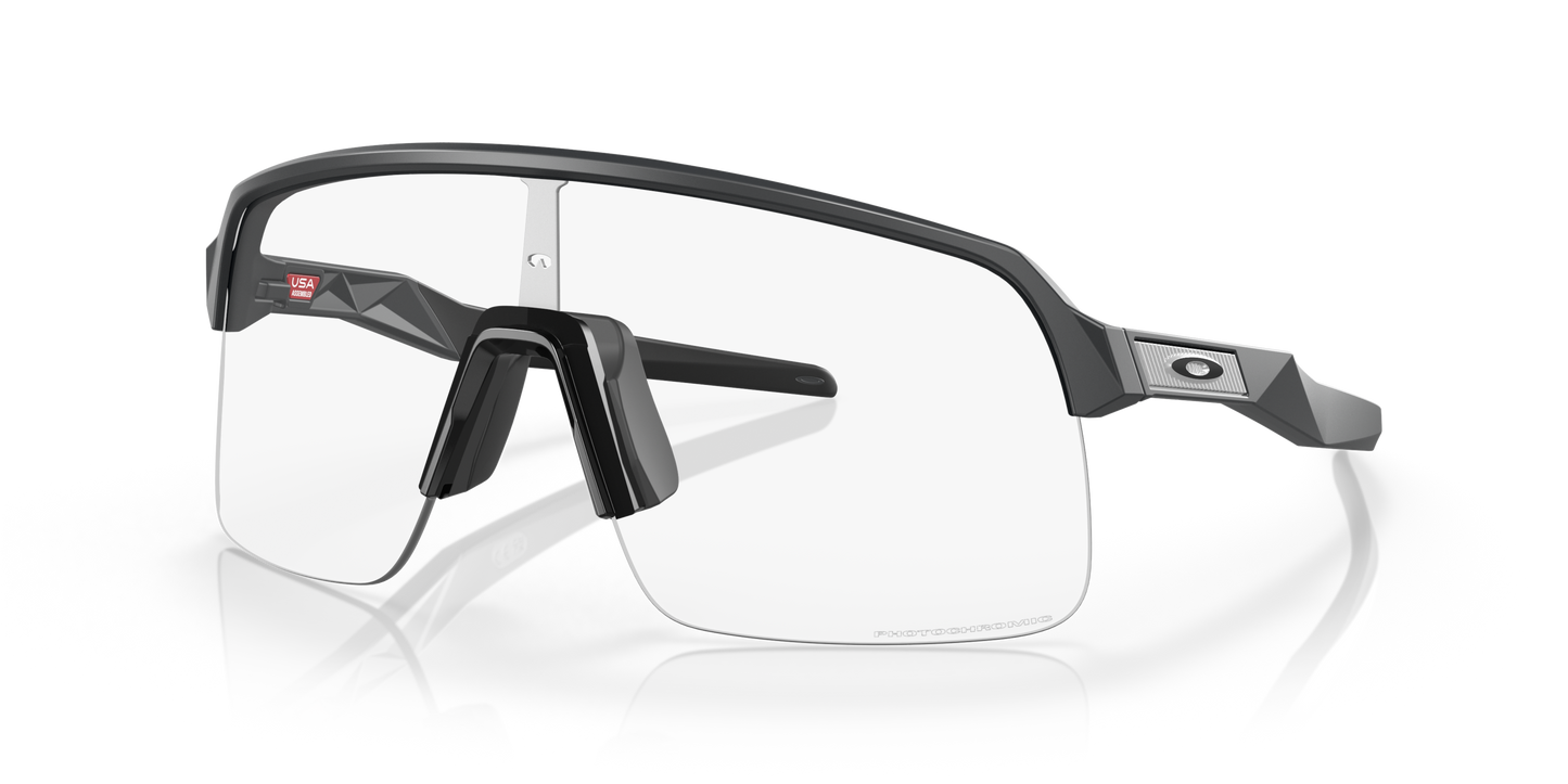[Clear To Black Iridium Photochromic Lenses, Matte Carbon Frame]