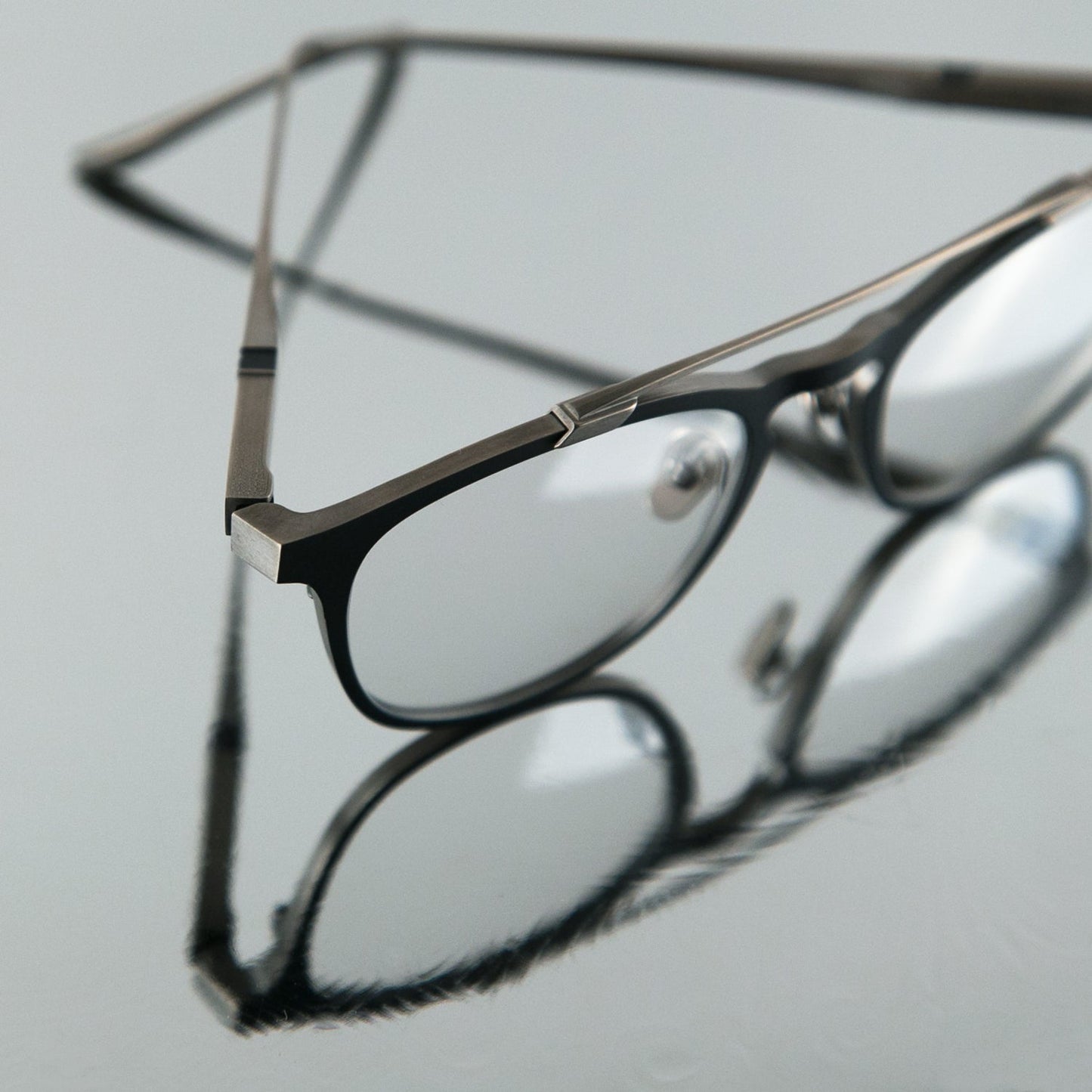 [Black / 12K Silver]