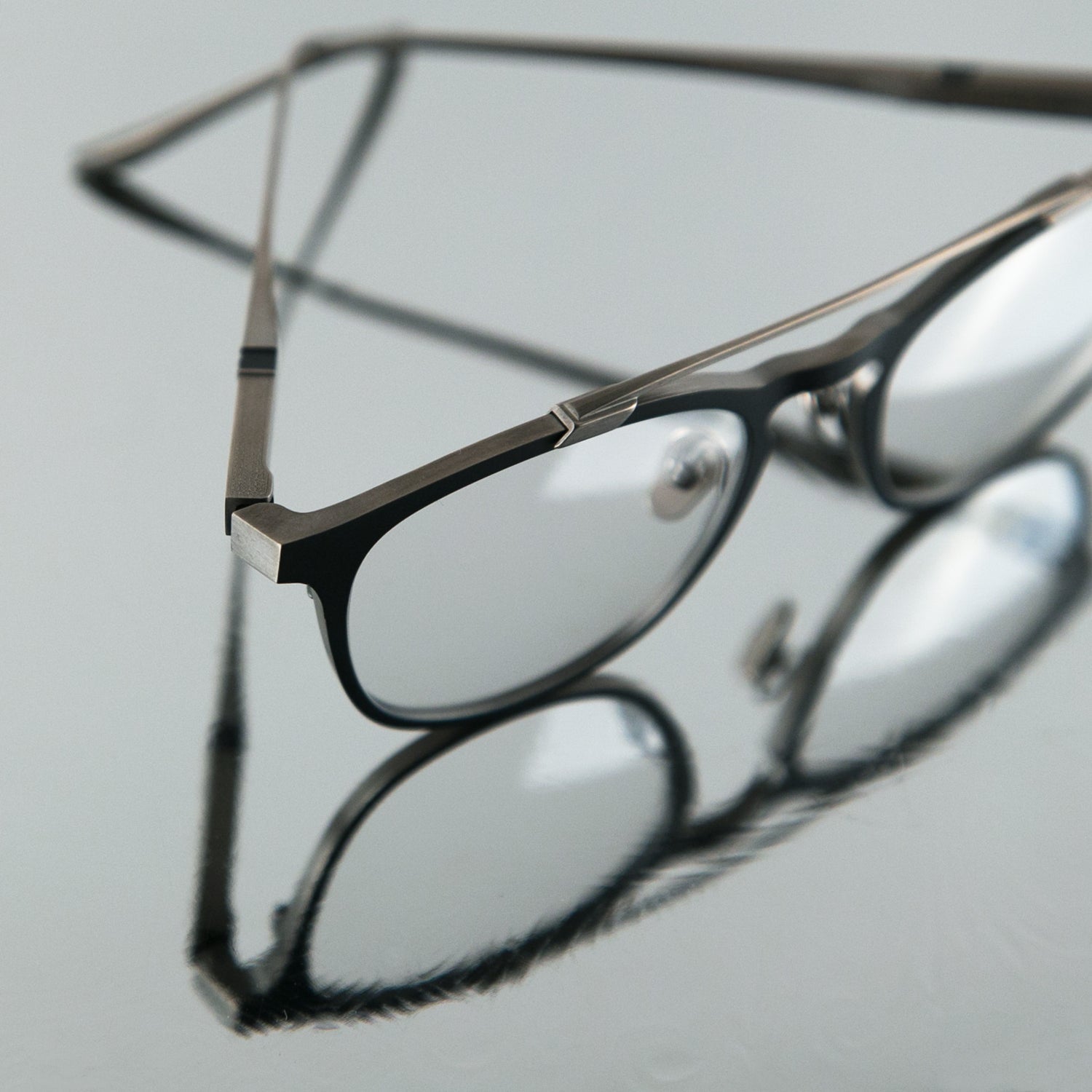[Black / 12K Silver]