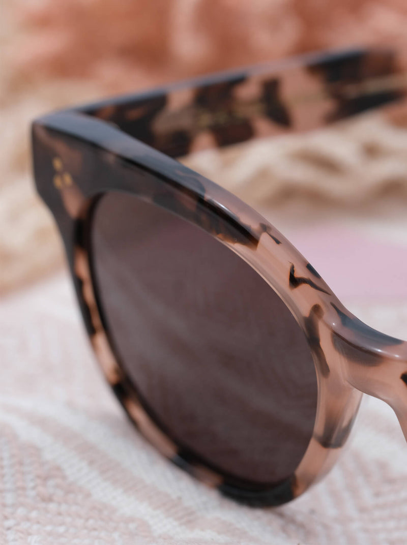 [Coral Tortoise / Dark Smoke]